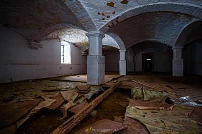 Ein Raum mit vielen Trümmern und Trümmern