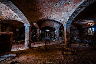 Ein Zimmer mit einer Ziegeldecke und einer Ziegelwand