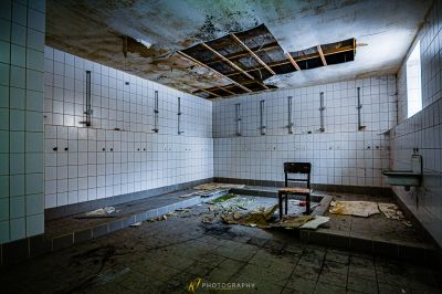 Ein Zimmer mit einem Stuhl und einer kaputten Decke