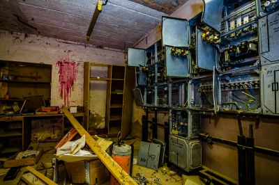 Ein Raum mit einer Reihe von elektrischen Geräten