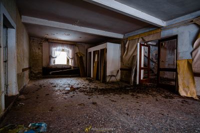 Ein Zimmer mit viel Schutt und viel Müll