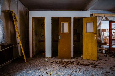 Ein Zimmer mit einer Tür und einer Leiter