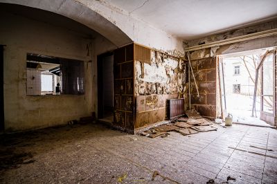 Ein Raum mit einer Tür und einer Wand mit einem Gemälde darauf