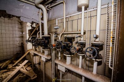 Ein Raum mit Rohren und Rohren in ihm