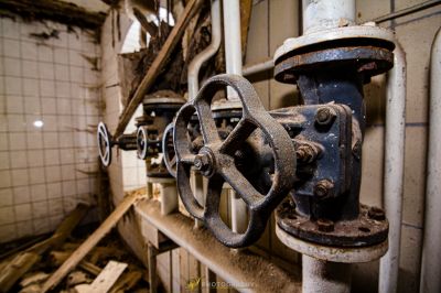 Eine rostige Maschine in einem schmutzigen Raum