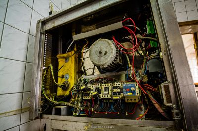 Eine Maschine mit vielen Drähten und Drähten in ihr