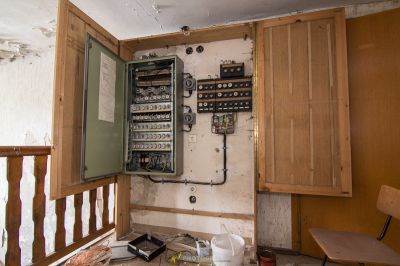 Ein Raum mit einer Reihe von elektrischen Geräten