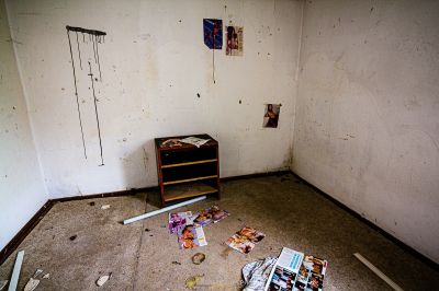 Ein Zimmer mit einem Fernseher und einem Haufen Bücher