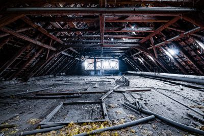 Ein Raum mit vielen Trümmern und Trümmern