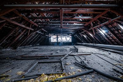 Ein Raum mit vielen Trümmern und Trümmern