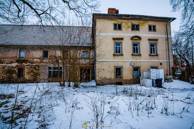 Ein sehr altes Haus mit viel Schnee