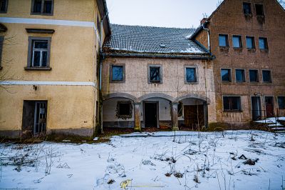 Ein Haus mit einem schneebedeckten Dach und einer Feuerhydraulika