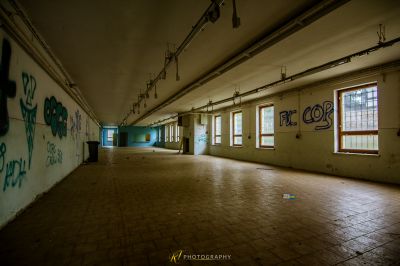 Ein Raum mit viel Graffiti an den Wänden