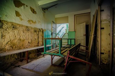 Ein Zimmer mit einer Bank und einer Tür