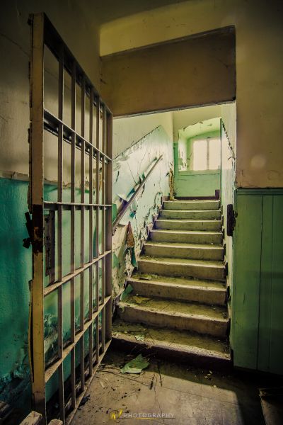 Ein Zimmer mit Treppen und einer Tür