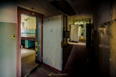 Ein Zimmer mit einer Tür und einer Spüle