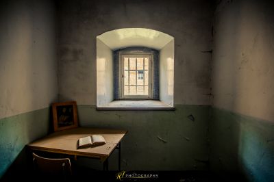 Schreibtisch und Stuhl in einem Zimmer mit Fenster