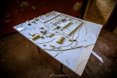 Ein Tisch mit einem Haufen Drähte darauf