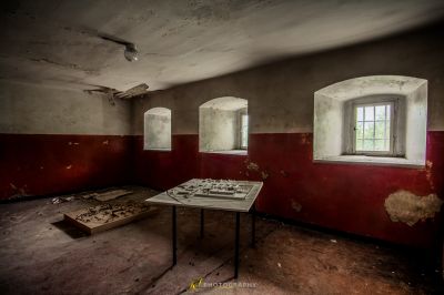 Ein Zimmer mit Tisch und Fenster