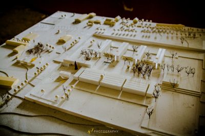 Ein Modell eines Gebäudes mit vielen Holzstücken