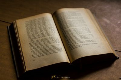 Ein offenes Buch auf einem Tisch