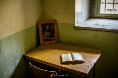 Ein Bild eines Mannes ist auf einem Tisch