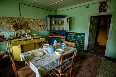 Eine Küche mit Tisch und Stühlen darin