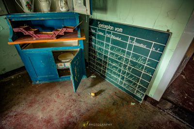 Ein schmutziges Badezimmer mit einer Kreidetafel an der Wand