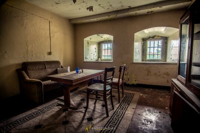 Ein Zimmer mit Stuhl und Tisch