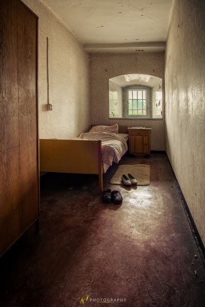 Ein Schlafzimmer mit einem Bett und einer Kommode