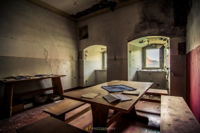 Ein Zimmer mit Tisch und Stuhl