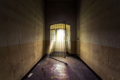 Ein Zimmer mit einer Tür und einem Fenster