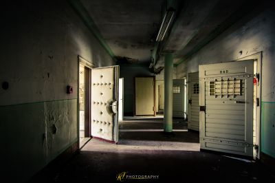 Ein Zimmer mit einer Tür und einer Feuerhydraulika