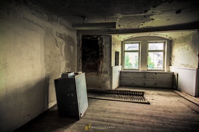 Ein Zimmer mit Kühlschrank und Fenster