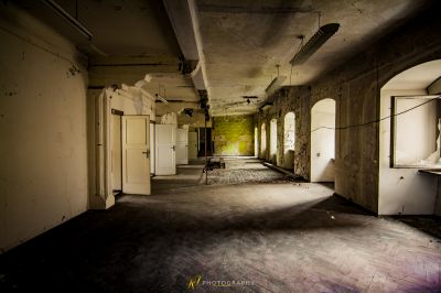 Ein Zimmer mit vielen Fenstern und vielen Trümmern