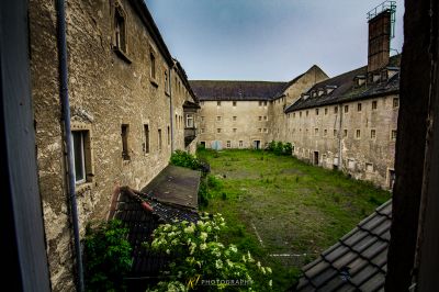 Ein Blick auf ein Gebäude aus einem Fenster