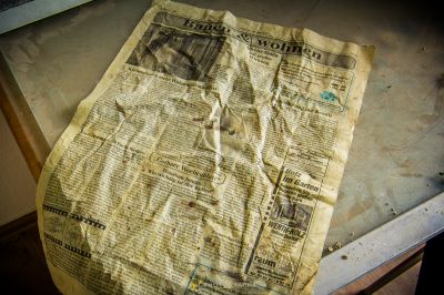 Ein Stück Zeitung, das auf einem Tisch sitzt