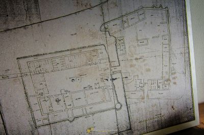 Die Zeichnung des Gebäudes an der Wand