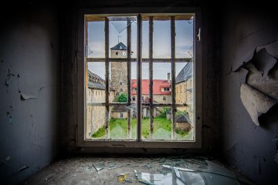 Ein Fenster mit Blick auf ein Gebäude