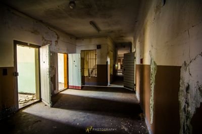 Ein Zimmer mit einer Tür und einer Wand