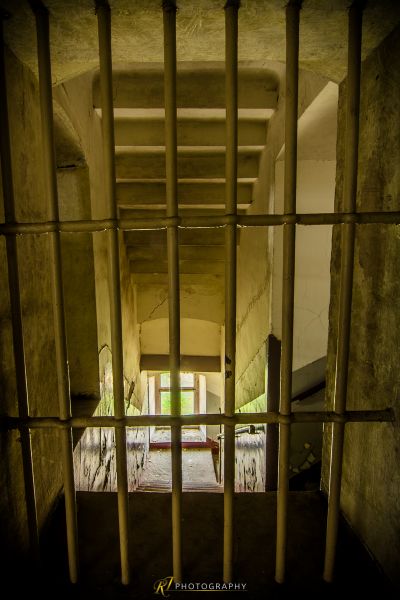 Eine Gefängniszelle mit geöffneter Tür