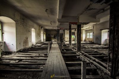 Ein Zimmer mit Holzböden und einem langen Tisch