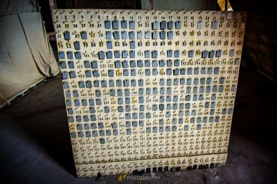 Eine große alte Schreibmaschine mit vielen Buchstaben