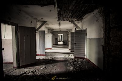 Ein Zimmer mit vielen Trümmern und vielen Fenstern