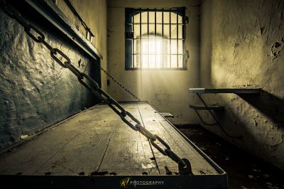 Ein Holzboden in einem Raum mit einem Fenster