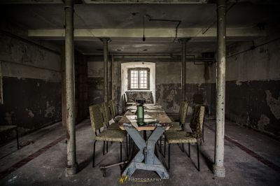 Ein Zimmer mit einem Tisch und Stühlen in ihm