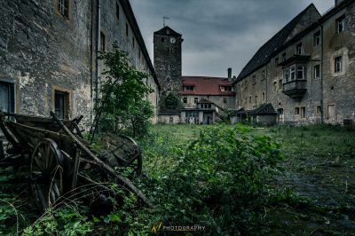 Ein sehr altes Gebäude mit einem sehr alten Pferd auf dem Boden gezeichnet