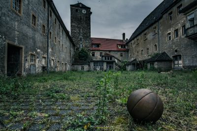 Ein Ball ist in der Mitte eines Feldes