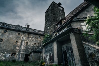 Ein sehr altes Gebäude mit einem Uhrenturm