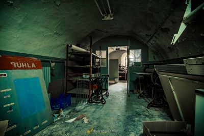 Ein Zimmer mit einem Fahrrad und einer großen Box